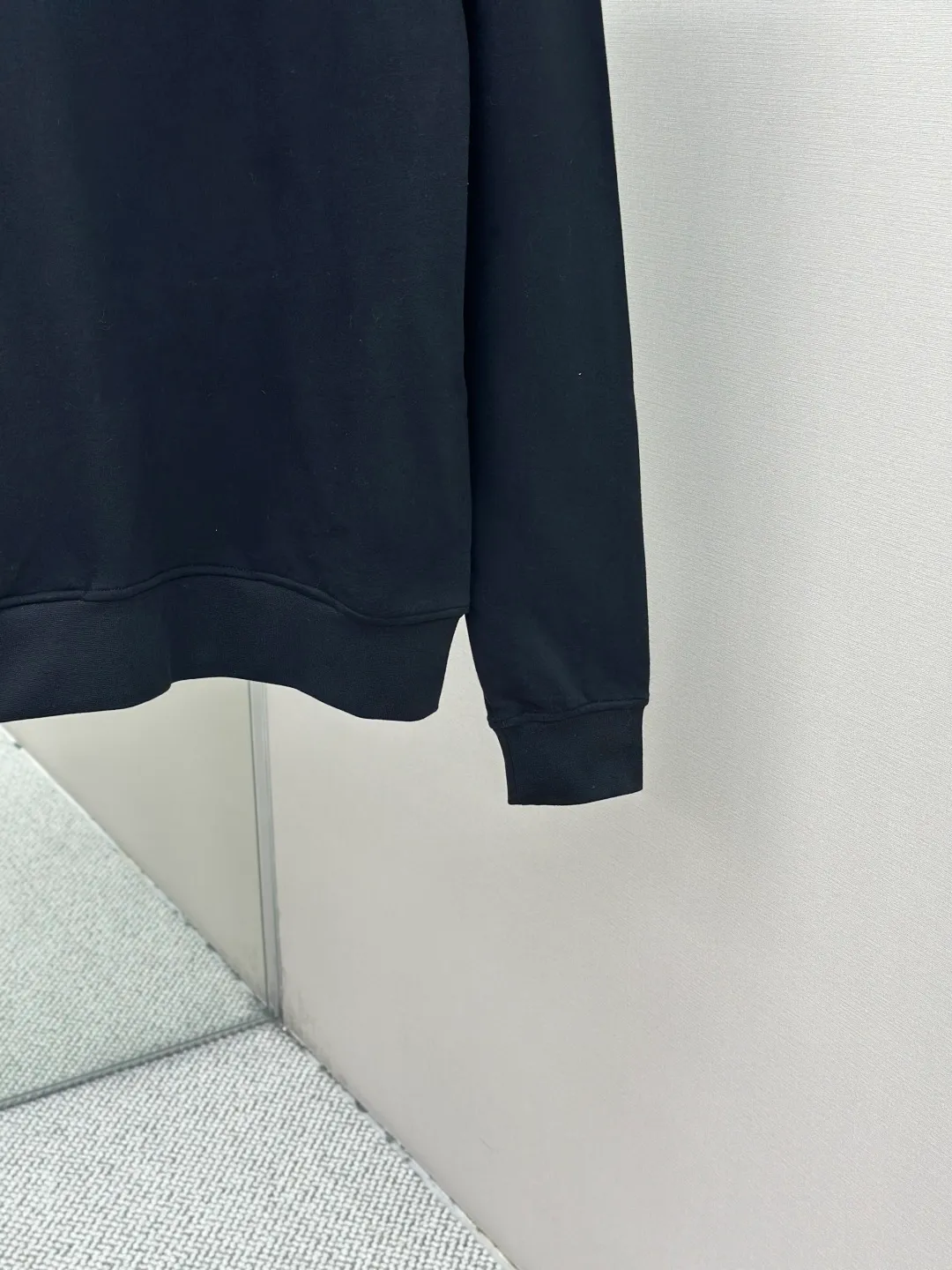 P370 Ralph Lauren colorful embroidered turtleneck sweatshirt. Customized elegant fine cotton velvet material. Soft and silky, comfortable and skin-friendly. It is based on low-saturated brown-red and incorporates a hint of purple mystery. The exquisite colorful pony logo jumps into burgundy. It has its own focus and is fully recognizable. Simple and smooth lines outline the overall outline. The design of the half-zipper is sublimated. The leather tab of the zipper head is distressed and retains slight raw edges. It hides unintentional beauty in the name of design. Create a new fashionable realm for sweatshirts. Process 1: Adopt imported machine embroidery technology. Use advanced computer control systems and precision mechanical components to realize pony mark embroidery operations with high precision and smooth and delicate lines. Process 2: The fabrics are washed and have a better hand feel. Not easy to deform, not easy to shrink, not easy to fade, and maintain long-term beauty. Accessories: Customized Ralph Lauren zipper. Customized Ralph Lauren trademark. Version: Fitted version. Size: S M L XL